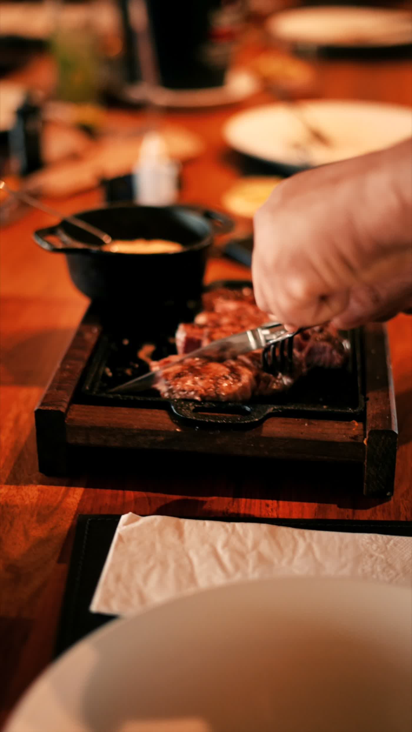 Corte de carne sendo fatiado na tábua