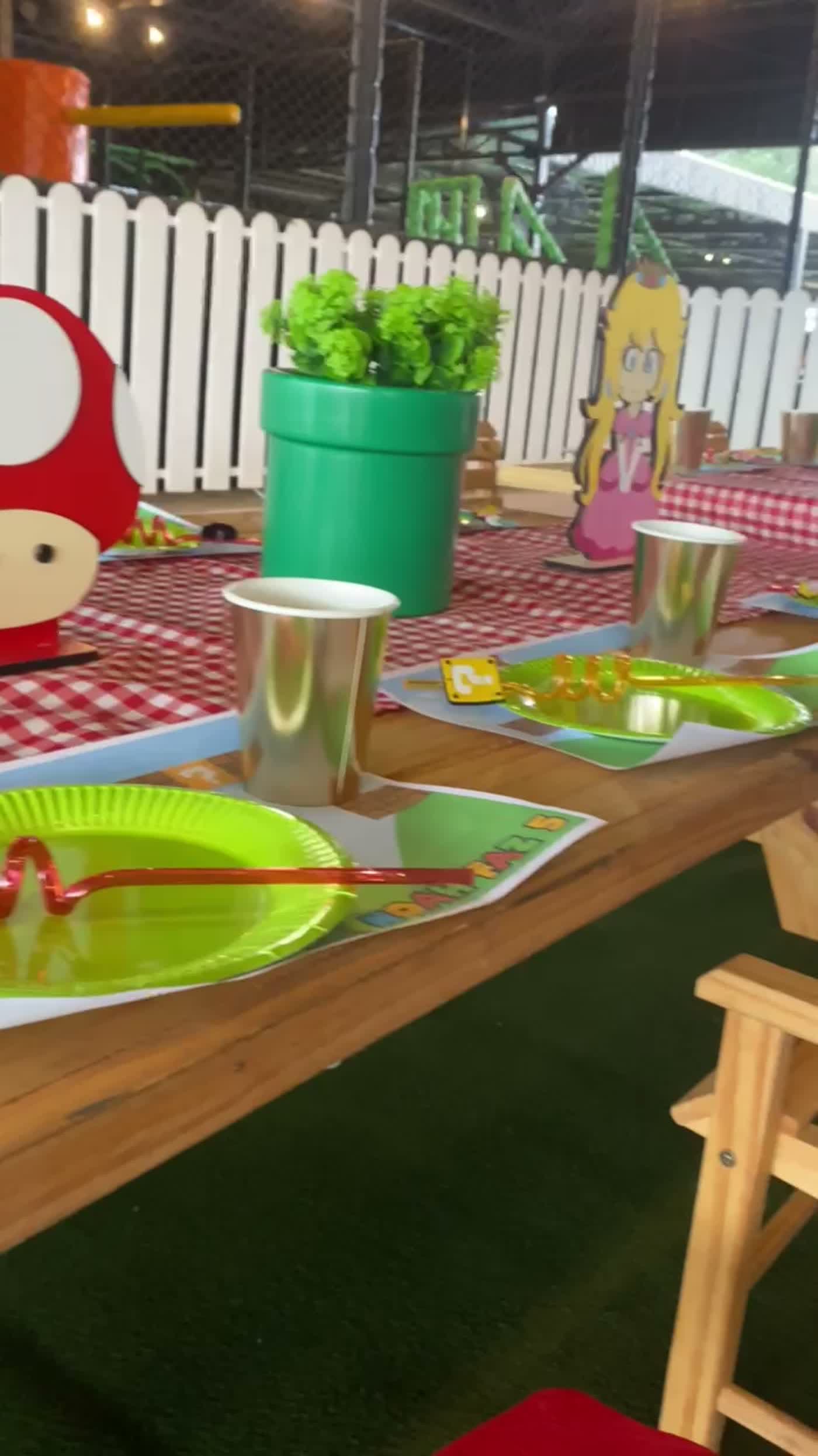 Mesa decorada para festa infantil no Let's Grill Farm
