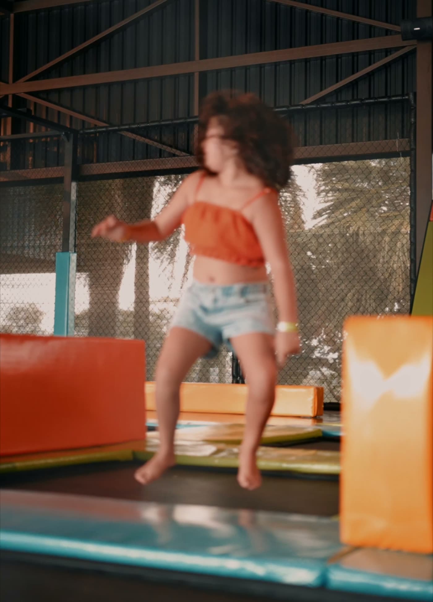 Criança pulando na cama elástica do Espaço Kids